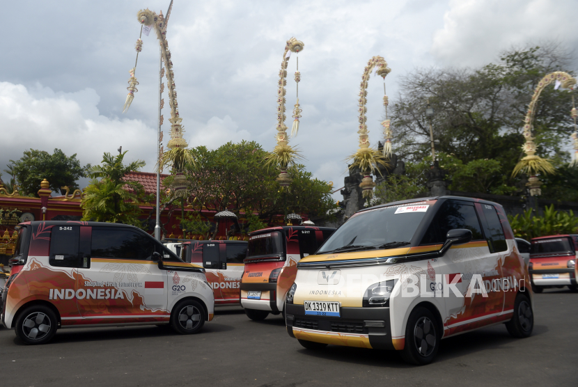 Sejumlah mobil listrik terparkir di kawasan Mangrove Tahura Ngurah Rai saat uji coba guna mendukung transisi energi ke energi baru dan terbarukan yang menjadi salah satu pilar dalam Presidensi G20 Indonesia di Bali, Rabu (9/11/2022). Kementerian Sekretariat Negara bekerja sama dengan beberapa perusahaan mobil menyediakan mobil listrik sebanyak 962 unit sebagai kendaraan resmi yang digunakan dalam pelaksanaan KTT G20 di Bali pada 15-16 November 2022 mendatang.