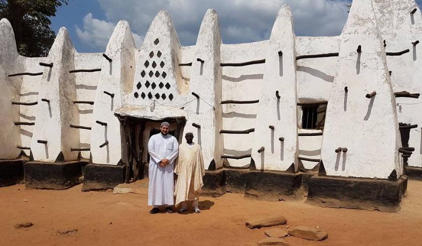 Masjid Larabanga di Ghana didirikan pada awal 1400-an oleh salah satu sahabat Nabi, Ibrahim Ayuba al-Ansari, yang diutus ke sana dari Madinah. Terletak di Wilayah Utara di Ghana, masjid Larabanga dibangun dengan gaya arsitektur Sudan. Melihat Masjid Berusia 700 Tahun Terbuat dari Lumpur di Ghana