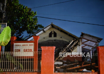 Menguak Hikmah di Balik Bencana. Foto: Suasana SD Negeri Gasol yang rusak akibat gempa di Desa Gasol, Kecamatan Cugenang, Kabuoaten Cianjur, Jawa Barat, Ahad (26)7/11/2022). Badan Nasional Penanggulangan Bencana (BNPB) mencatat, sebanyak 526 infastruktur rusak, yakni 363 bangunan sekolah, 144 tempat ibadah, 16 gedung perkantoran, dan tiga fasilitas kesehatan. Sedangkan jumlah rumah warga yang rusak sebanyak 56.320 unit. Republika/Thoudy Badai
