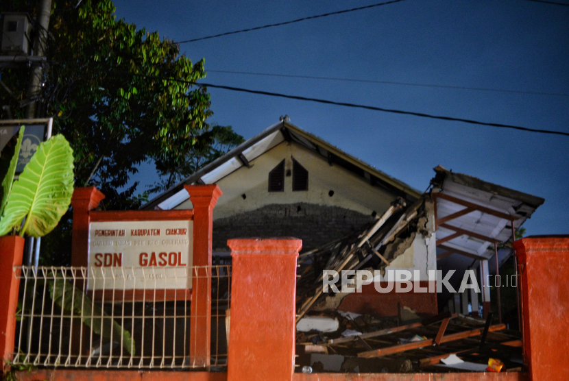 Menguak Hikmah di Balik Bencana. Foto: Suasana SD Negeri Gasol yang rusak akibat gempa di Desa Gasol, Kecamatan Cugenang, Kabuoaten Cianjur, Jawa Barat, Ahad (26)7/11/2022). Badan Nasional Penanggulangan Bencana (BNPB) mencatat, sebanyak 526 infastruktur rusak, yakni 363 bangunan sekolah, 144 tempat ibadah, 16 gedung perkantoran, dan tiga fasilitas kesehatan. Sedangkan jumlah rumah warga yang rusak sebanyak 56.320 unit. Republika/Thoudy Badai