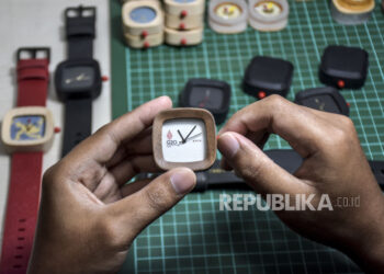 Pekerja menyelesaikan pembuatan jam tangan kayu di Pala Nusantara, Jalan Kaum, Sukajadi, Kota Bandung, Selasa (1/11/2022). Menteri Koperasi dan Usaha Kecil MenengahTeten Masduki menyampaikan saat ini sebanyak 2,7 juta usaha mikro, kecil, dan menengah (UMKM) sudah memiliki nomor induk berusaha (NIB).