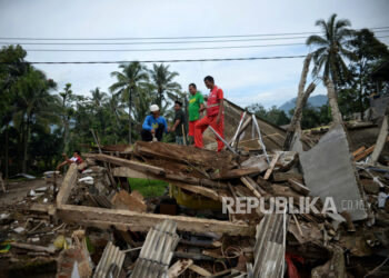 Pengungsi membongkar atap rumah yang roboh akibat gempa di Desa Gasol, Kecamatan Cugenang, Kabupaten Cianjur, Jawa Barat, (ilustrasi).