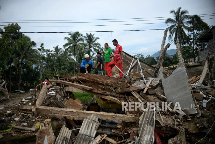 Pengungsi membongkar atap rumah yang roboh akibat gempa di Desa Gasol, Kecamatan Cugenang, Kabupaten Cianjur, Jawa Barat, (ilustrasi).