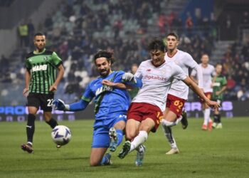 Eldor Shomurodov dari Roma, kanan, berebut bola dengan Andrea Consigli dari Sassuolo selama pertandingan sepak bola Serie A Italia antara Sassuolo dan AS Roma di Stadion Mapei di Sassuolo, Italia, Kamis (10/11/2022).