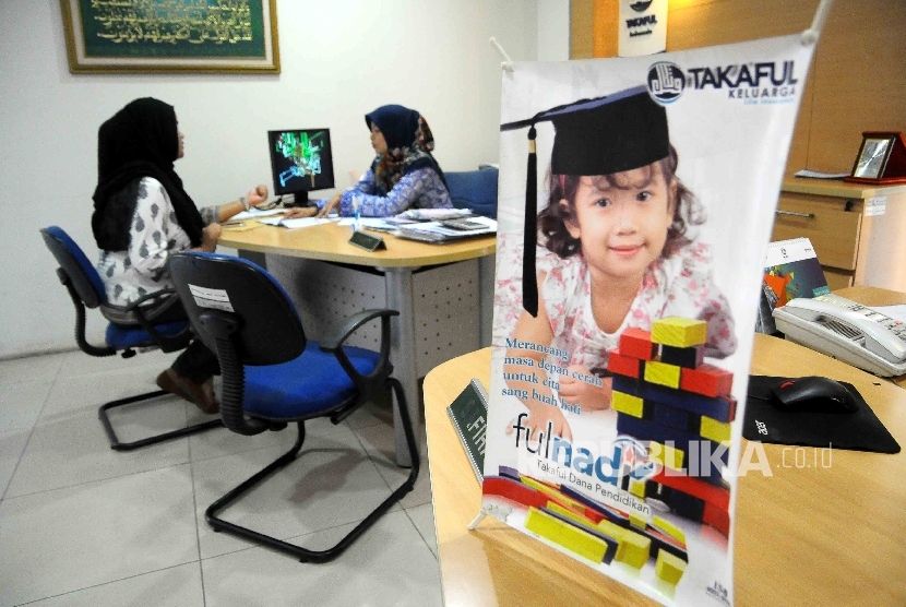 Karyawati melayani nasabah di Kantor Pelayanan Asuransi Takaful, Jakarta, (ilustrasi). Industri asuransi syariah berpotensi terus berkembang dengan memanfaatkan kapasitas dan jaringan dari luar negeri.
