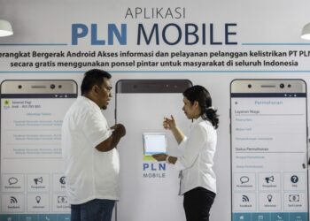 Petugas menunjukkan cara penggunaan aplikasi PLN Mobile kepada pengunjung, (ilustrasi).