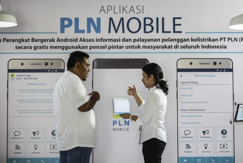 Petugas menunjukkan cara penggunaan aplikasi PLN Mobile kepada pengunjung, (ilustrasi).