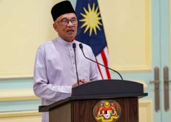 Dalam foto yang disediakan Kantor Perdana Menteri ini, Perdana Menteri Malaysia Anwar Ibrahim berbicara pada konferensi pers di hari pertamanya di kantor perdana menteri di Putrajaya, Malaysia, Jumat, 25 November 2022.