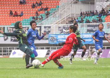 Pesepak bola Tira Persikabo Kartini Insyafada (kiri) berusaha menendang bola yang dihadang kiper Persib Bandung Putri Vivi Oktavia (kanan) dalam babak final leg ke-2 Liga 1 Putri 2019 di Stadion Pakansari, Cibinong, Bogor, Jawa Barat, Sabtu (28/12/2019).