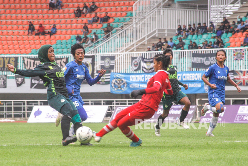 Pesepak bola Tira Persikabo Kartini Insyafada (kiri) berusaha menendang bola yang dihadang kiper Persib Bandung Putri Vivi Oktavia (kanan) dalam babak final leg ke-2 Liga 1 Putri 2019 di Stadion Pakansari, Cibinong, Bogor, Jawa Barat, Sabtu (28/12/2019). 