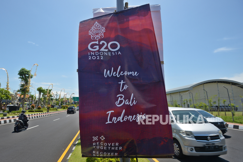 Kendaraan melintas di samping baliho KTT G20 di Jalan Bandara Ngurah Rai, Kabupaten Badung, Bali, Kamis (10/11/2022). Pemerintah memasang penjor, bendera negara peserta, baliho, dan spanduk di sejumlah jalan protokol di Bali untuk memeriahkan KTT G20 yang akan berlangsung pada 15-16 November 2022.