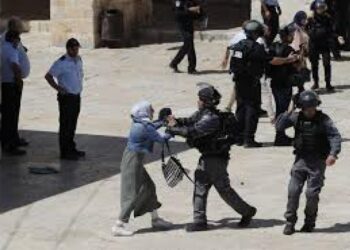 Wanita Palestina bentrok dengan polisi Israel di halaman Masjid Al-Aqsa.