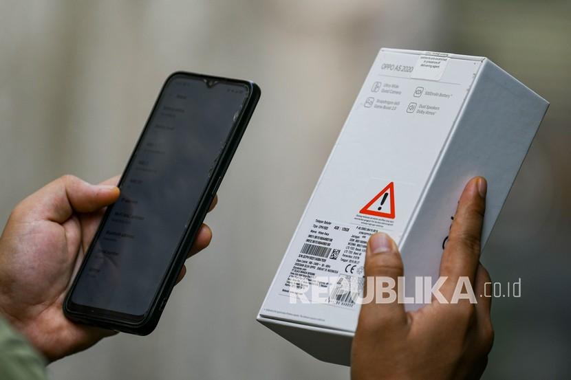 Warga mengecek nomor indentitas asli ponsel (IMEI) di Jakarta, Kamis (20/8/2020). Menurut Kementerian Perindustrian, implementasi pemblokiran nomor indentitas asli ponsel (IMEI) ilegal akan berlaku pada 24 Agustus mendatang.