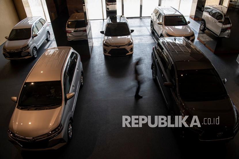 Konsumen melintas di antara mobil yang ada di dealer Auto2000 Sudirman, Menara Astra, Jakarta, Selasa (21/9/2021). Penjualan mobil baru secara nasional periode Januari-Oktober 2022 capai 851 ribu unit. Ilustrasi.