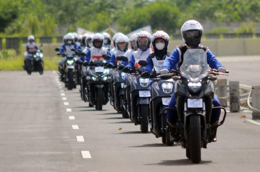 Tampak siswa binaan di PT Astra Honda Motor Safety Riding & Training Center Deltamas (21/11/2022). sedang mengikuti pelatihan safety riding
