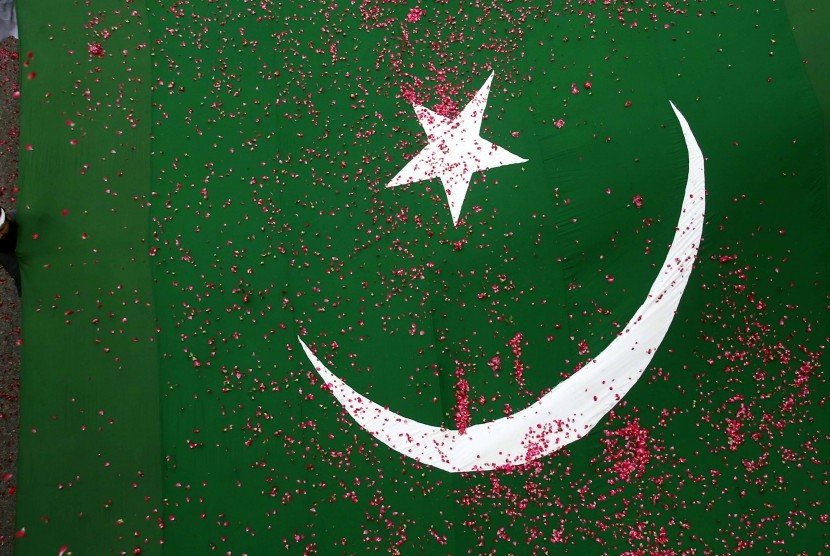 Bendera Pakistan. Sirup khas produksi Muslim Rooh Afza dari Pakistan dilarang masuk India