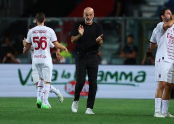 Ekspresi pelatih AC Milan Stefano Pioli selepas timnya menyamakan kedudukan pada laga melawan Atalanta di Serie A Liga Italia.