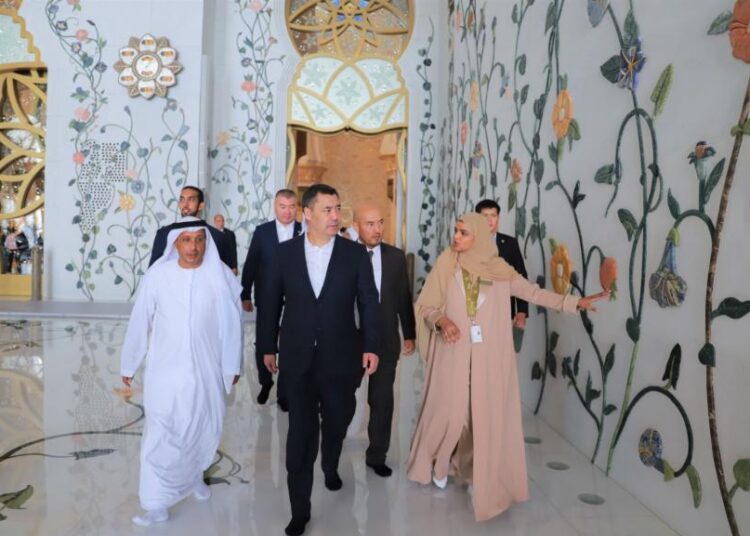 Presiden Republik Kirgizstan Sadyr Japarov (tengah) mengunjungi Masjid Agung Syekh Zayed, Senin (31/10/2022).  Presiden Kirgiztan Berkunjung ke Masjid Agung Sheikh Zayed Abu Dhabi
