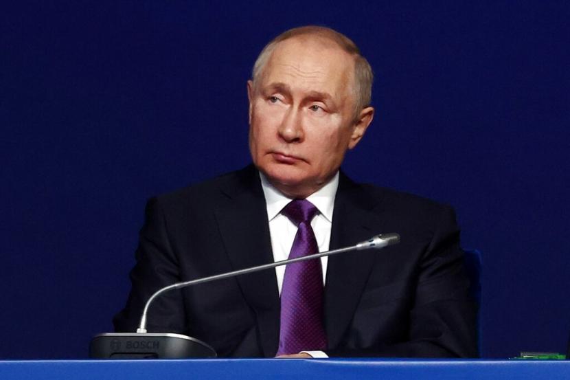 Presiden Rusia Vladimir Putin berpidato pada Kongres Nasional Hakim ke-10 di Moskow, Rusia, Selasa, 29 November 2022.