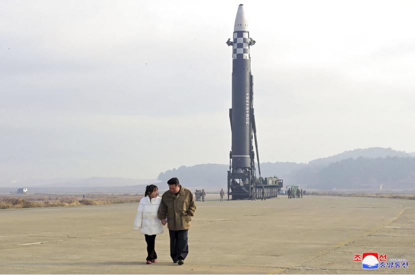 FILE - Foto yang diberikan pada 19 November 2022 oleh pemerintah Korea Utara ini menunjukkan pemimpin Korea Utara Kim Jong Un, kanan, dan putrinya di lokasi peluncuran rudal di Bandara Internasional Pyongyang di Pyongyang, Korea Utara, Jumat, 18 November 2022.