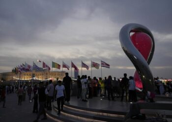 Orang-orang berkumpul di sekitar jam hitung mundur resmi yang menunjukkan sisa waktu hingga kick-off Piala Dunia 2022 di Doha, Qatar, Kamis, 17 November 2022. Persiapan terakhir sedang dilakukan untuk Piala Dunia sepak bola yang dimulai pada 20 November ketika Qatar menghadapi Ekuador. Qatar Kenalkan Islam Lewat Piala Dunia 2022