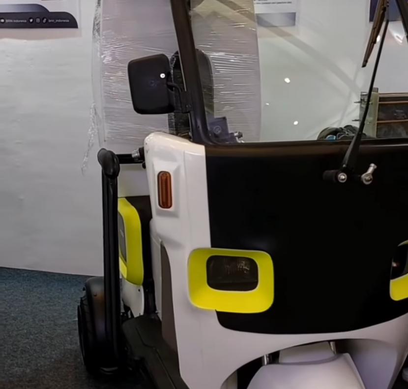 Robot yang Bisa Melayani Penyandang Disabilitas Mengisi Baterai Mobil Listrik