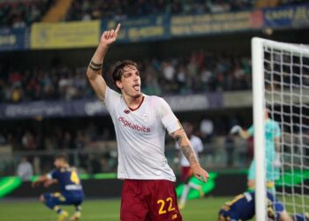 Penyerang Roma Nicolo Zaniolo melakukan selebrasi usai mencetak gol pengimbang dalam laga Verona vs AS Roma, Selasa 1 November 2022