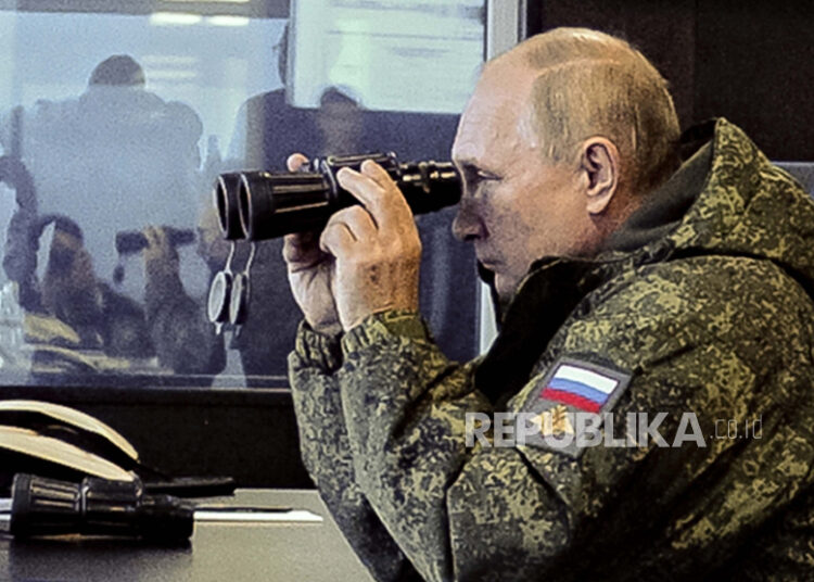 FILE - Presiden Rusia Vladimir Putin menyaksikan latihan militer Vostok 2022 (Timur 2022) di Rusia timur jauh, di luar Vladivostok, pada 6 September 2022. Ancaman Putin untuk digunakan