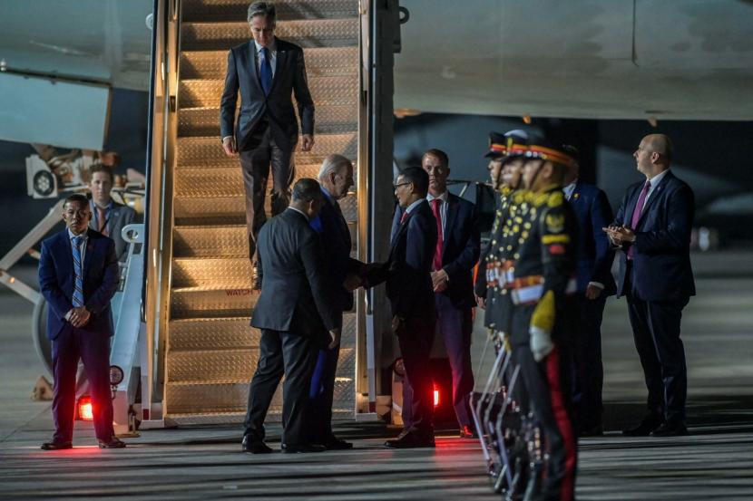 Presiden Amerika Serikat Joe Biden tiba di terminal VVIP I Bandara I Gusti Ngurah Rai Bali, Ahad (13/11/2022). Kedatangan Presiden Amerika Serikat tersebut untuk mengikuti KTT G20 yang akan berlangsung pada 15-16 November.