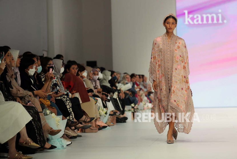 Seorang model mempersembahkan kreasi Kami X Lace oleh desainer Indonesia Artkea selama Jakarta Fashion Week 2023, di Jakarta, Indonesia, 29 Oktober 2022. Acara ini berlangsung dari 24 hingga 30 Oktober 2022.