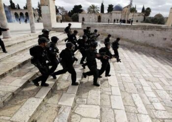 Tentara Israel menggunakan senjata membubarkan warga Palestina di kompleks Masjidil Aqsa. Serangan di Masjid Al Aqsa Bisa Timbulkan Konflik Regional