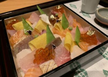 Salah satu menu yang menggunakan ikan lokal, Jewel Box. Di Hoshinoya Bali menu ini adalah potongan beragam sashimi ikan yang di bawahnya terdapat nasi.