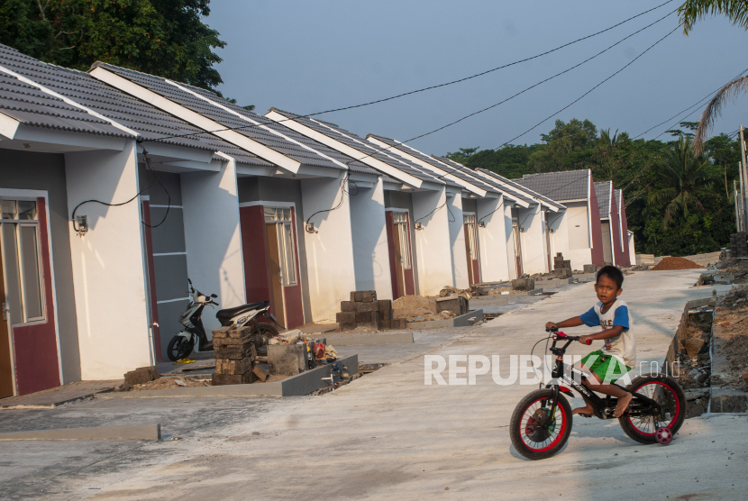 Seorang bocah bermain sepeda di salah satu kompleks perumahan bersubsidi di Pandeglang, Banten.  Rumah subsidi menjadi solusi paling tepat untuk masyarakat dengan penghasilan terbatas. Akan tetapi namun renovasi pada rumah ini cukup rumit karena ada beberapa batasan yang harus dipatuhi, menurut Interior Expert Pinhome Shania Tahir.