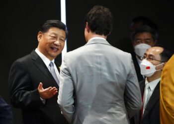 Perdana Menteri Kanada Justin Trudeau berbicara dengan Presiden China Xi Jinping setelah mengambil bagian dalam sesi penutupan KTT Pemimpin G20 di Bali, Indonesia pada Rabu, 16 November 2022. Xi Jinping menghukum Trudeau di KTT G-20 karena membocorkan rincian pertemuan sebelumnya di antara mereka. Keluhan itu muncul saat percakapan singkat di sela-sela acara di Indonesia yang sempat direkam oleh berbagai media berita.