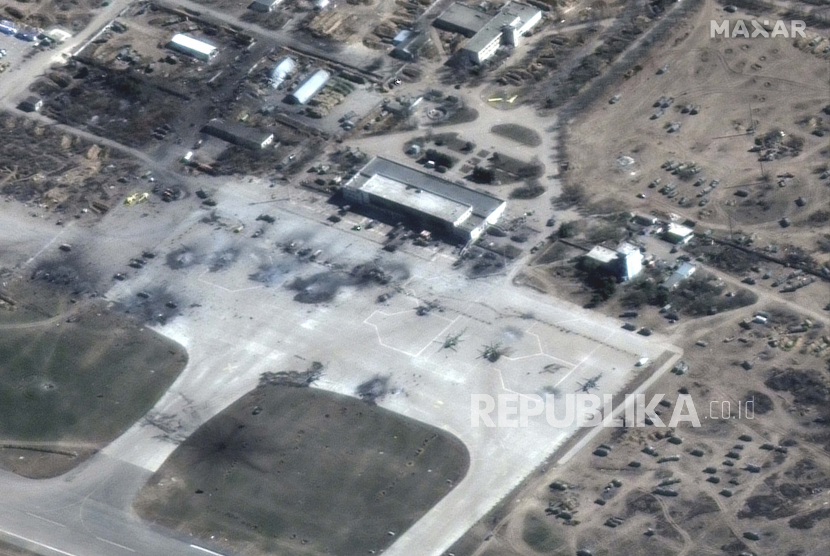 Citra satelit yang disediakan oleh Maxar Technologies ini menunjukkan helikopter Rusia yang hancur di landasan di sebuah lapangan terbang di Kherson, Ukraina pada Rabu, 16 Maret 2022.
