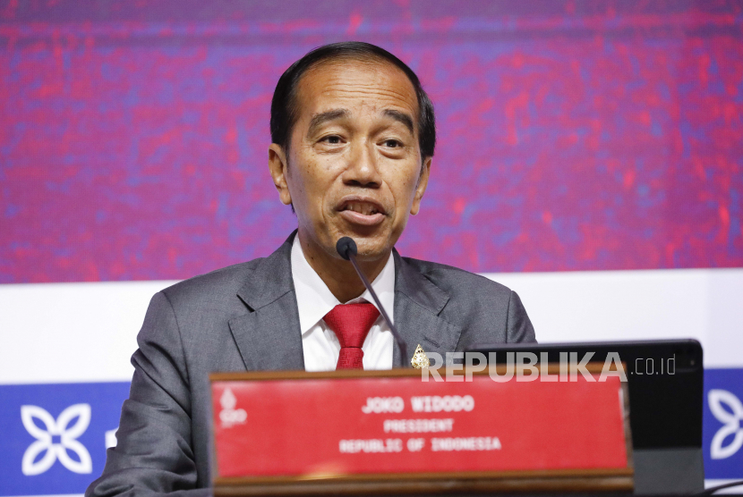 Presiden Joko Widodo (Jokowi) kembali melakukan blusukan setelah penyelenggaraan KTT G20 di Bali berakhir. Jokowi blusukan di Pasar Badung, Bali untuk mengecek harga-harga barang.
