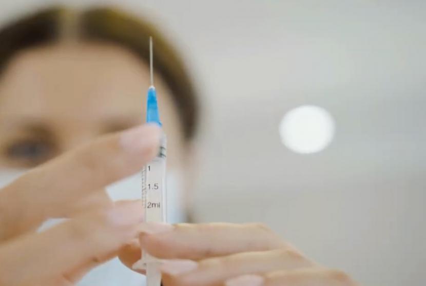 Vaksin Covid-19 direkomendasikan sebagai imunisasi rutin di 2023.