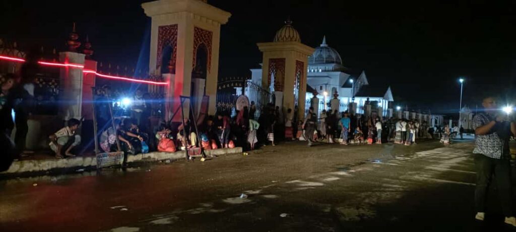Warga Antar 110 Etnis Rohingya ke Kantor Bupati Aceh Utara