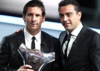 Lionel Messi (kiri) bersama Xavi Hernandez saat masih sama-sama membela Barcelona.