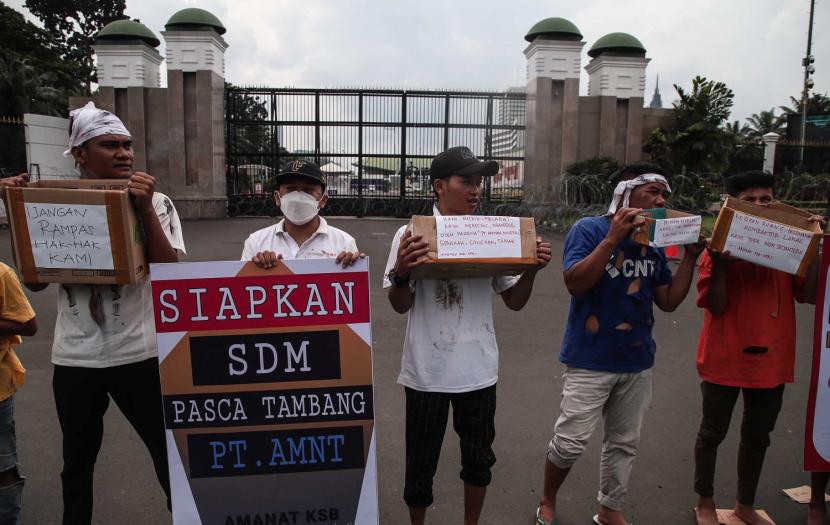Aksi teatrikal Aliansi Masyarakat Anti Mafia Tambang Kabupaten Sumbawa Barat (AMANAT KSB) di depan gedung DPR RI, Jakarta pada Rabu (9/11). Massa mendesak penutupan PT Amman Mineral Nusa Tenggara (AMNT).
