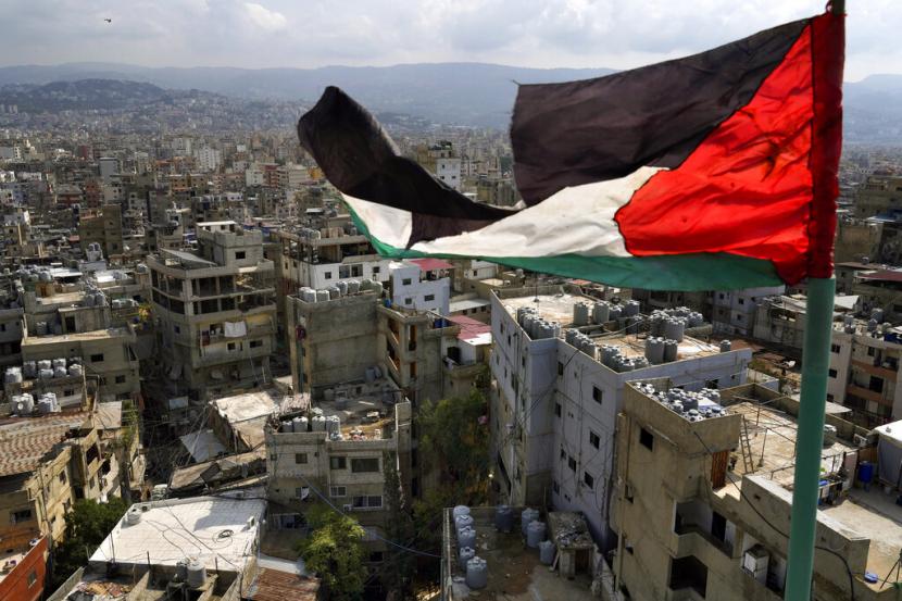 Bendera Palestina yang robek berkibar di kamp pengungsi Palestina Bourj al-Barajneh, di Beirut, Lebanon, Jumat, 21 Oktober 2022. Kementerian Pendidikan Palestina mengecam keputusan otoritas pendudukan Israel yang mendukung pembongkaran sebuah sekolah di Tepi Barat.