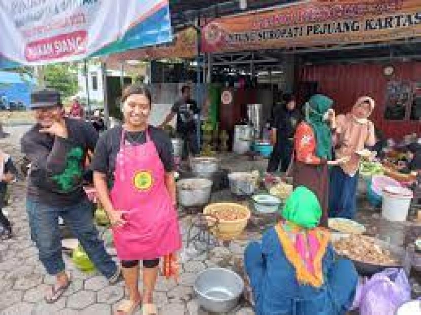 Dapur umum di Kantor Desa Gonilan, Kecamatan Kartasura, Sukoharjo, Solo, Jawa Tengah menyediakan makanan gratis untuk penggembira Muktamar Muhammadiyah ke-48 dan warga. Muktamar Muhammadiyah dan Aisyiyah berlangsung pada 18-20 November 2022.