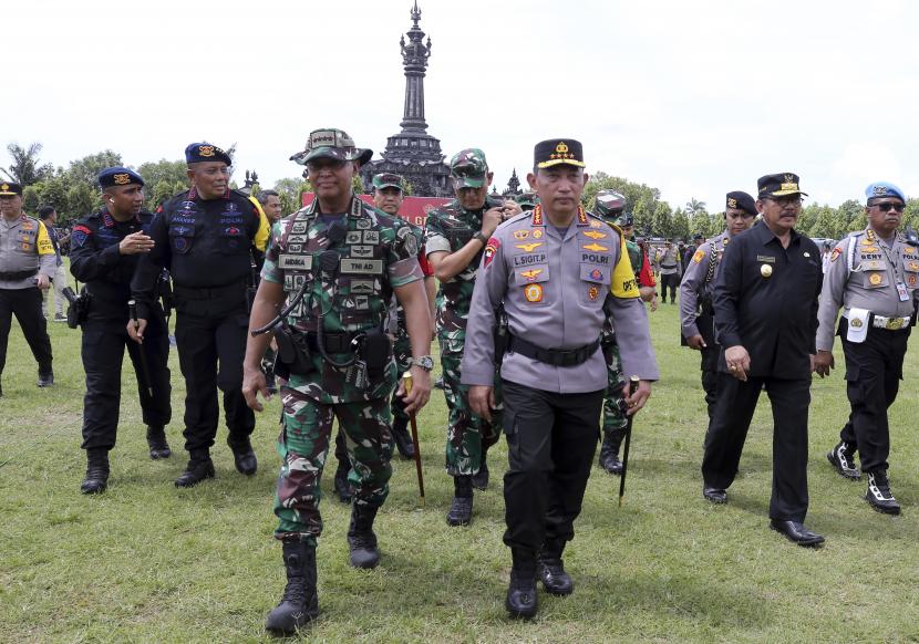Dari depan; Kapolri Listyo Sigit Prabowo, kanan, dan Panglima TNI Andika Perkasa, kiri, berjalan selama parade keamanan persiapan pertemuan G20 mendatang di Bali, Indonesia, Senin, 7 November 2022. 