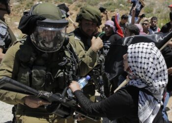 Demonstran Palestina bersitegang dengan tentara Israel saat perayaan Nakba di El Walaja, Tepi Barat, Palestina, Kamis (15/5). Kisah Peristiwa Nakba Jadi Sorotan di Festival Film Palestina