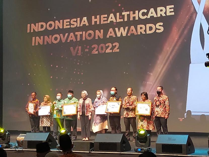 Direktur Jenderal Tenaga Kesehatan, Kementerian Kesehatan RI, drg. Arianti Anaya, MKM, menyerahkan penghargaan kepada para inovator bidang kesehatan dalam acara Grand Final Indonesia Healthcare Innovation Awards (IHIA) VI - 2022 di Ballroom Djakarta Theater, Jakarta, Kamis (24/11/2022).