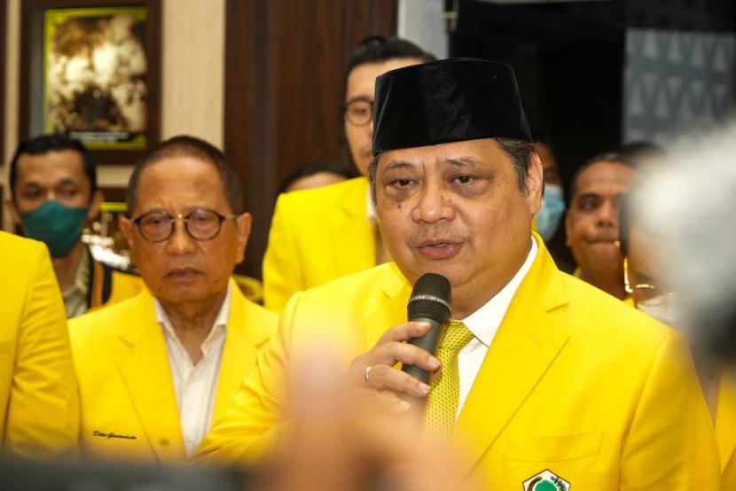 Ketua Umum DPP Partai Golkar Airlangga Hartarto saat memimpin jajaran pengurus partai menggelar ziarah ke Taman Makam Pahlawan Kalibata, Rabu (19/10/2022).