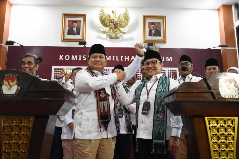 Ketua Umum Partai Gerindra Prabowo Subianto (kiri) bersalam komando dengan Ketua Umum PKB Muhaimin Iskandar (kanan).