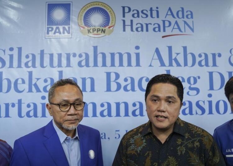 Menteri BUMN Erick Thohir (kanan) bersama Ketua Umum Partai Amanat Nasional (PAN) Zulkifli Hasan (kiri). Zulkifli menyanjung Erick Thohir sebagai pemimpin yang dibutuhkan Indonesia.