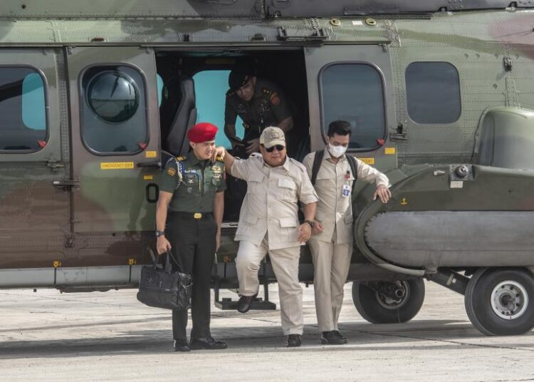 Menteri Pertahanan (Menhan) Prabowo Subianto (tengah) saat turun dari helikopter (ilustrasi)