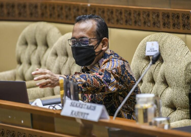 Menteri Sekretariat Negara Pratikno bersiap mengikuti Rapat Dengar Pendapat dengan Komisi II DPR di Kompleks Parlemen, Senayan, Jakarta, Senin (20/9/2021). Rapat tersebut dalam rangka penetapan pagu anggaran menjadi pagu alokasi anggaran RAPBN Tahun 2022.